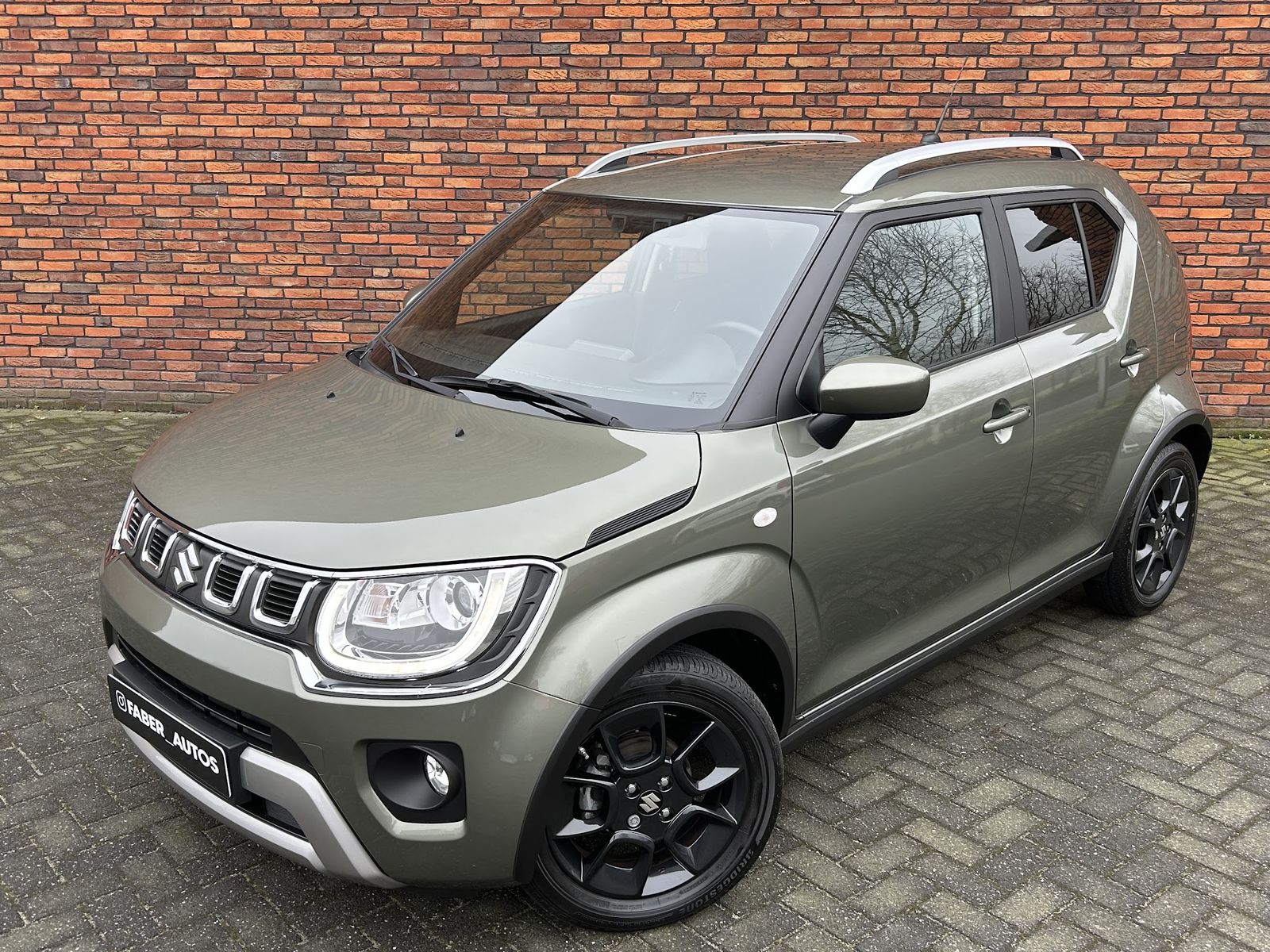 Groene Suzuki Ignis met Faber auto's kentekenplaathouder